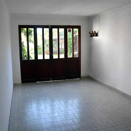 Casa c/amplio jardín, garage y parrilla. Vila Tandil Exterior foto