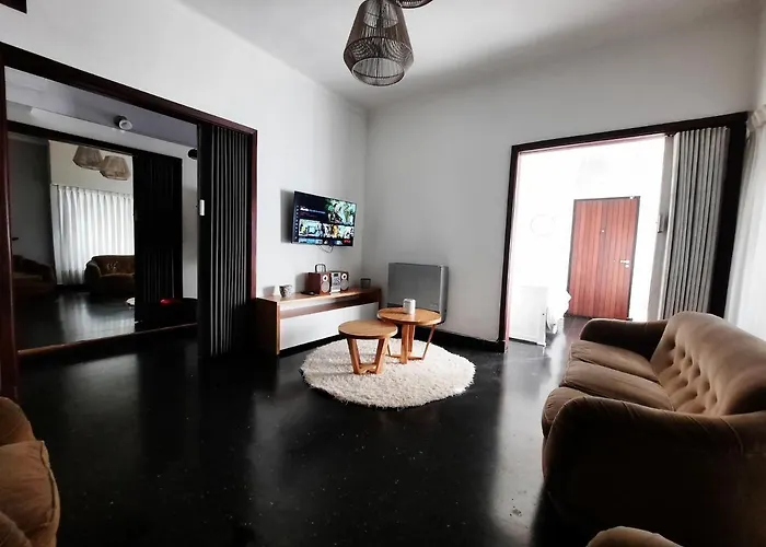 Casa C/Amplio Jardin, Garage Y Parrilla.