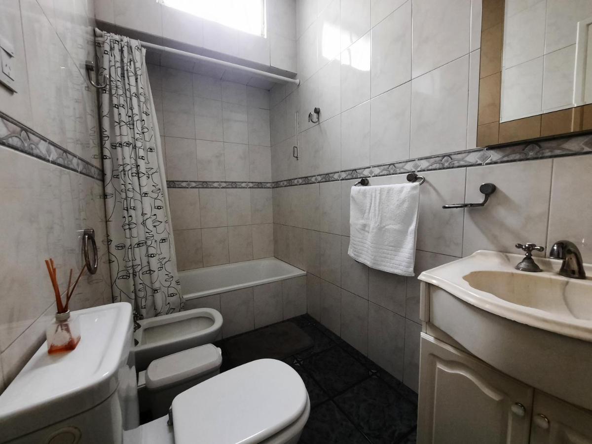 Casa C/amplio Jardin, Garage Y Parrilla. Holiday home Tandil
