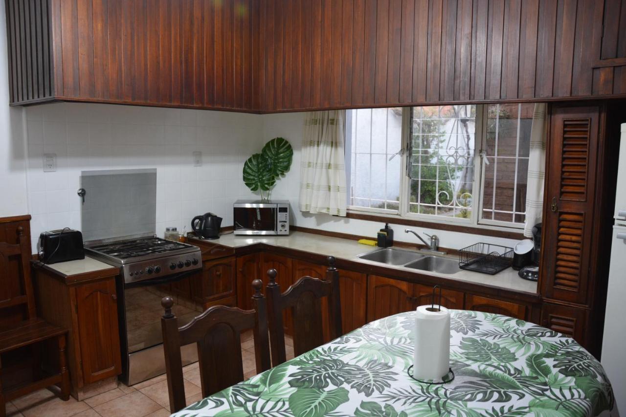 Casa C/amplio Jardin, Garage Y Parrilla. *