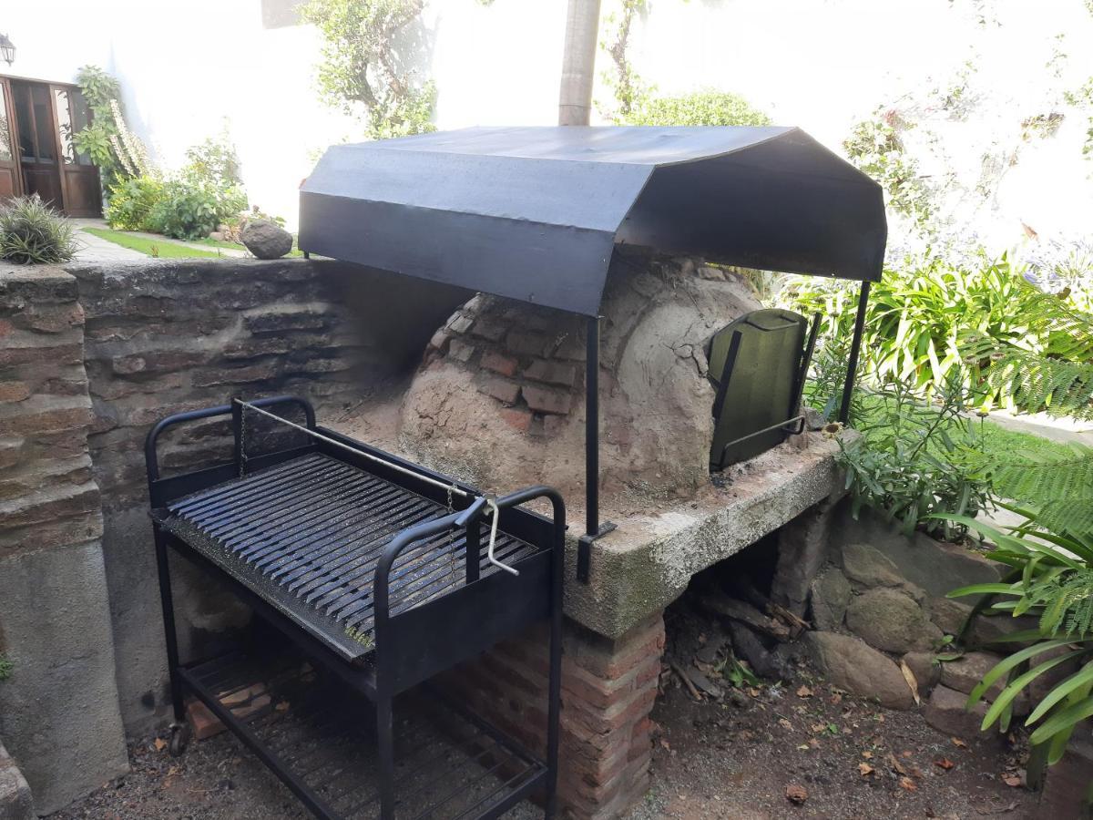 Casa C/amplio Jardin, Garage Y Parrilla. Holiday home Tandil
