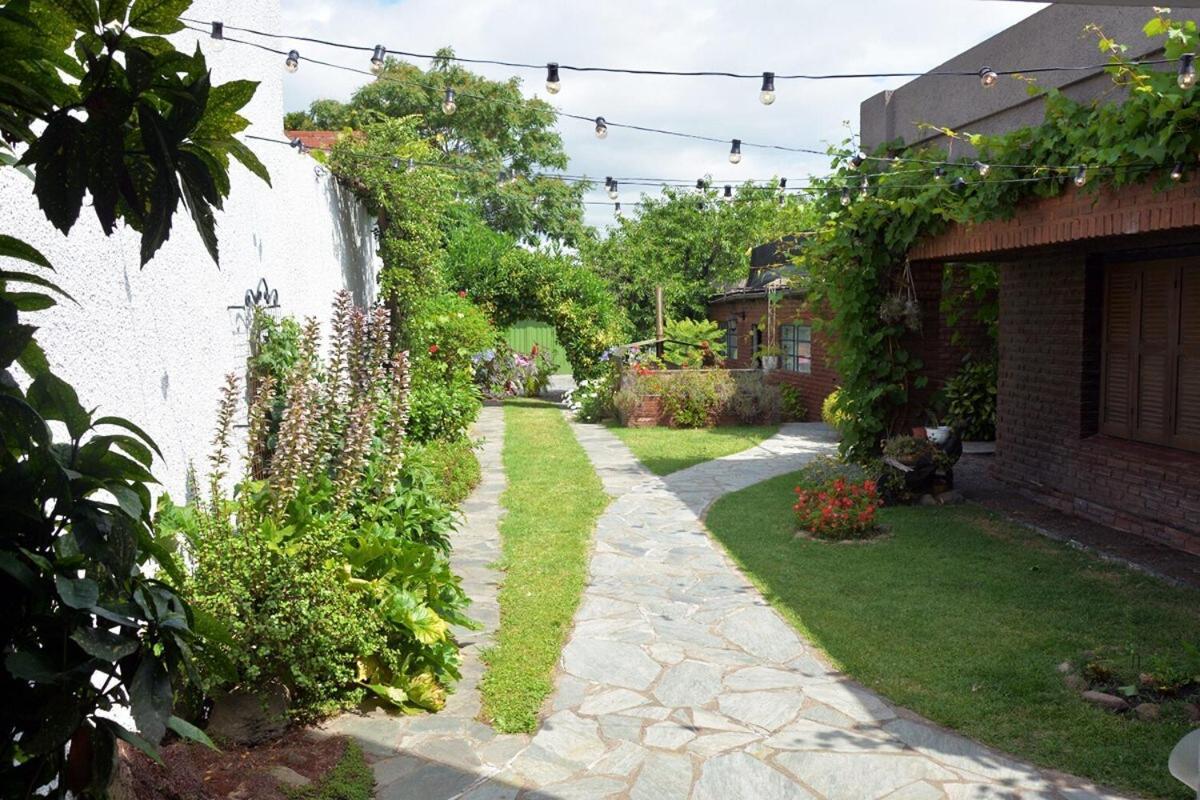 Casa C/amplio Jardin, Garage Y Parrilla. Tandil