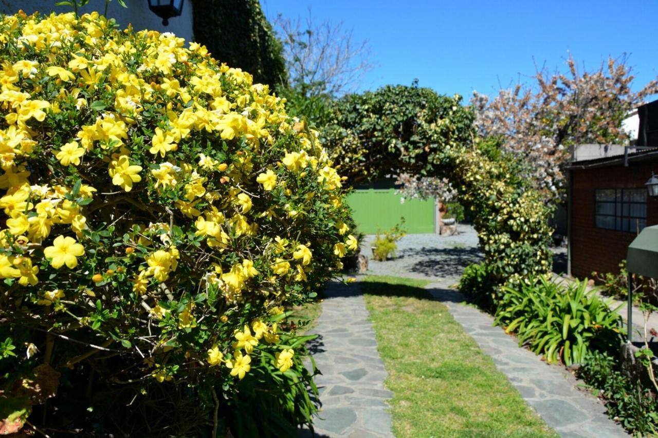 Casa C/amplio Jardin, Garage Y Parrilla. Holiday home